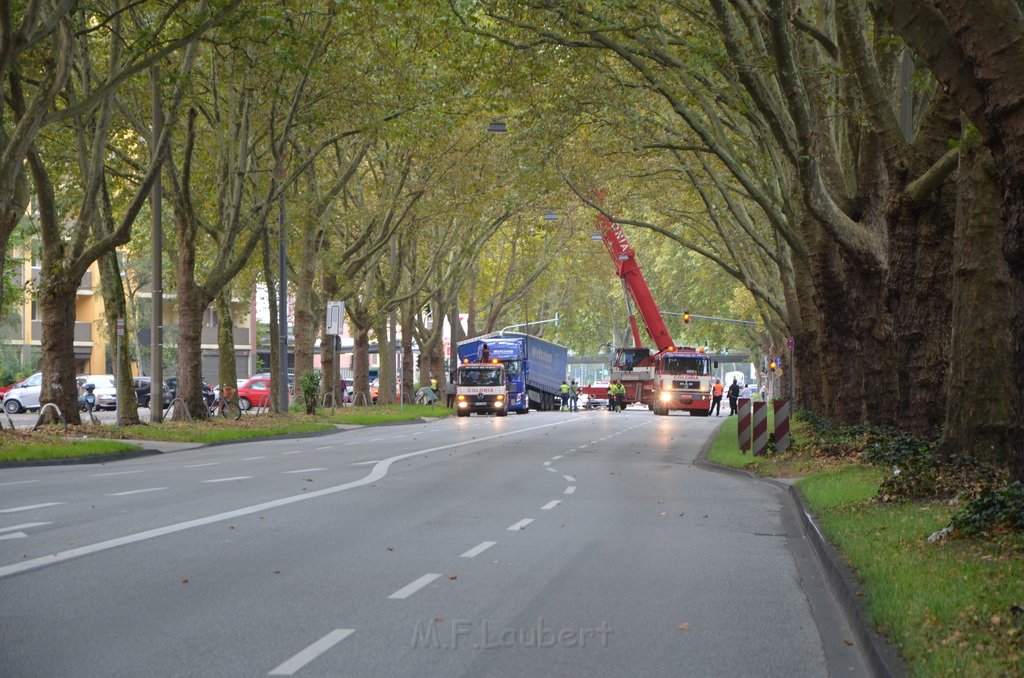 LKW verliert Auflieger Koeln Boltensternstr Pasteurstr P1954.JPG